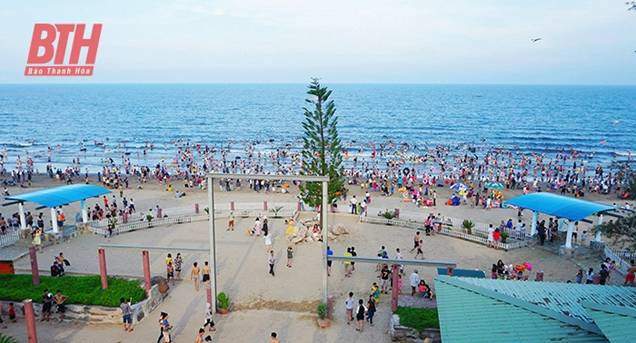 A large group of people on a beach

Description automatically generated