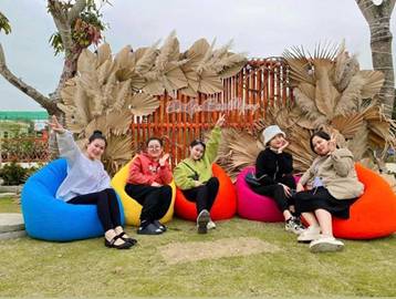 A group of women sitting in bean bags

Description automatically generated